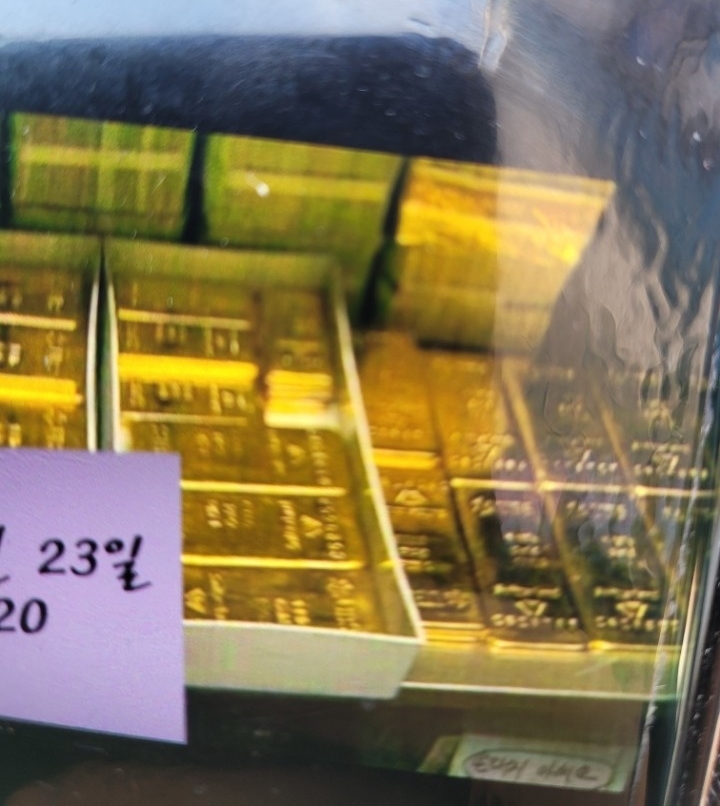 [안양=뉴시스] 피해자를 속이기 위해 사용된 금괴 사진. (사진=안양동안경찰서 제공) *재판매 및 DB 금지