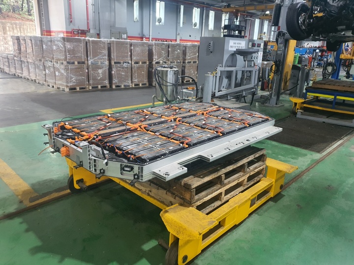 [서울=뉴시스]인선모터스 폐전기차 배터리 해체 공정(사진 제공=아이에스동서) *재판매 및 DB 금지