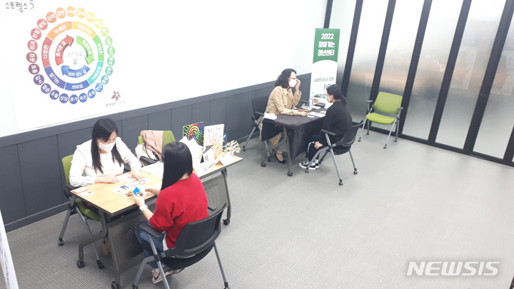 [전주=뉴시스]윤난슬 기자 = 전북 전주시는 관내 대학교를 찾아가 청년들에게 청년 거점공간인 '청년이음전주'를 소개하고, 맞춤형 상담프로그램을 제공하는 '찾아가는 청년센터'를 운영 중이라고 28일 밝혔다.(사진=전주시 제공)