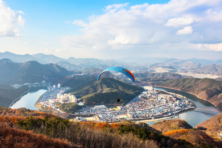'인구 회복·지역경제 활성화' 단양 패러글라이딩, 두마리 토끼 잡는다