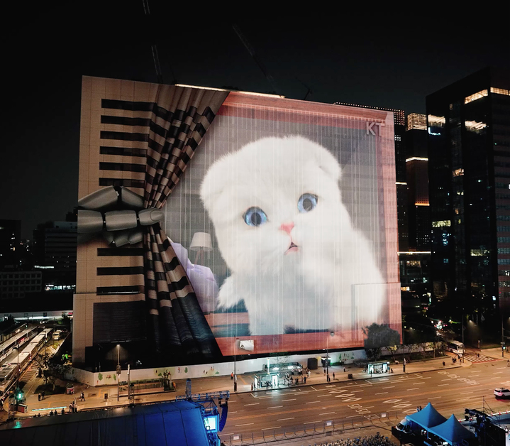 [서울=뉴시스] KT 광화문 웨스트 사옥 리모델링 공사가림막을 활용한 미디어파사드 프로젝트 ’체인지 더 월(Change the Wall)’ 캠페인이 ‘2022년 대한민국 광고대상’에서 이노베이션부문 동상을 수상했다. (사진=KT 제공) 2022.11.28 *재판매 및 DB 금지