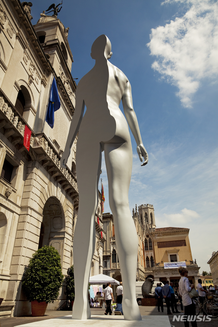 김영원 작가 '홀로서다'