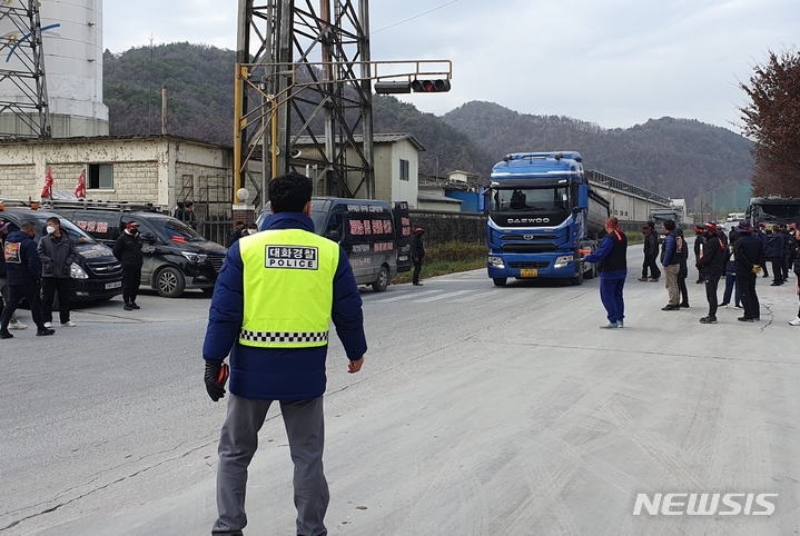 [단양=뉴시스] 이도근 기자= 28일 오전 시멘트를 운송하려는 BCT(벌크 시멘트 트레일러) 차량이 충북 단양 한일시멘트 입구로 들어서고 있다. 단양지역 시멘트 업체들은 이날 오전부터 경찰 호위를 받으며 시멘트 출하를 재개하고 있다. 2022.11.28. photo@newsis.com