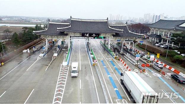 [전주=뉴시스]윤난슬 기자 = 전북 전주톨게이트(전주 IC)에 전북지역 첫 '다차로 하이패스' 차로가 개통됐다.2022.11.28.(사진=도공 전북본부 제공) 