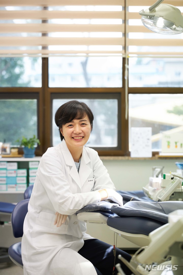 [서울=뉴시스]김경아 경희대학교치과병원 교정과 교수. (사진= 경희대병원 제공) 2022.11.28