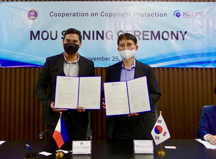 한국저작권보호원와 필리핀 광매체위원회는 지난 25일(현지시간) 필리핀 현지에서 양국 저작권 보호를 위한 업무협약을 체결했다. (좌)필리핀 광매체위원회 제레미 말퀘즈 의장, (우)한국저작권보호원 박정렬 원장. (사진=한국저작권보호원 제공) photo@newsis.com *재판매 및 DB 금지