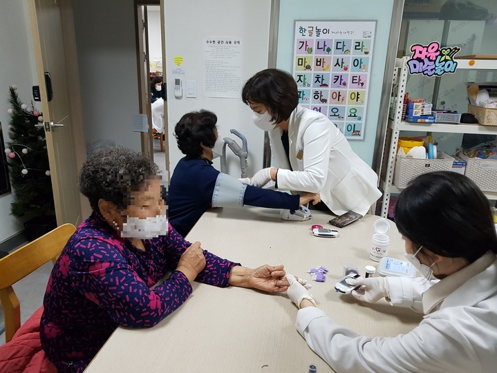 [서울=뉴시스]5권역 건강돌봄센터에서 신체계측을 진행하는 모습.