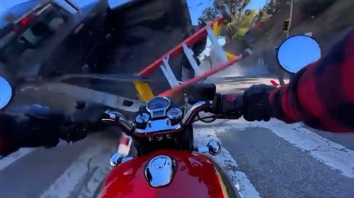 교차로에서 검은 SUV 차량이 미친 듯이 돌진해 픽업트럭을 들이 받았다. 픽업트럭은 팽이처럼 빙글빙글 돌며 교차로에서 신호 대기 중이던 오토바이를 덮쳤다. 출처 : 유튜브 *재판매 및 DB 금지