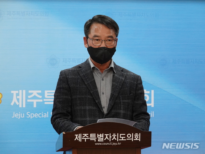 [제주=뉴시스] 오영재 기자 = 제주 동부하수처리장 증설공사를 맡은 주식회사 대저건설 측 박영찬 현장소장이 28일 오후 제주도의회 도민카페에서 기자회견을 하고 있다. 2022.11.28. oyj4343@newsis.com
