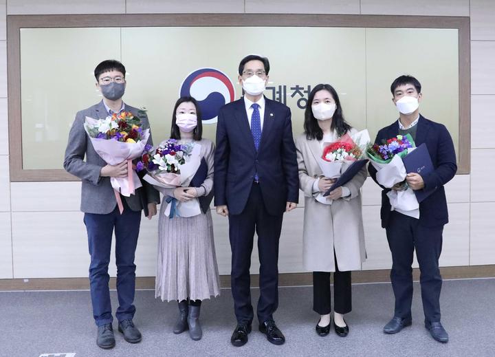 [세종=뉴시스] 한훈 통계청장이 28일 3분기 적극행정 우수공무원 포상을 수여한 뒤 기념촬영을 하고 있다. (사진=통계청 제공) *재판매 및 DB 금지