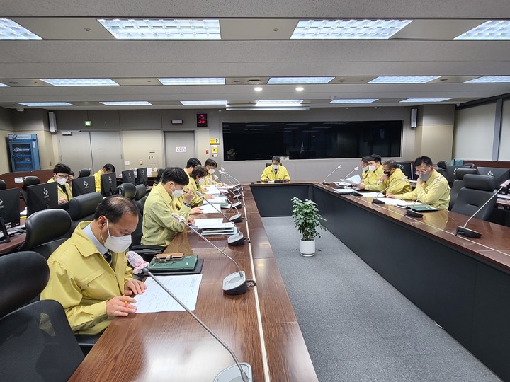 [전주=뉴시스] 전라북도 재난안전대책본부는 28일 긴급 회의를 열고 화물연대 집단운송 거부에 따른 피해상황을 공유하고 앞으로의 대응계획을 논의했다. 2022.11.28 *재판매 및 DB 금지