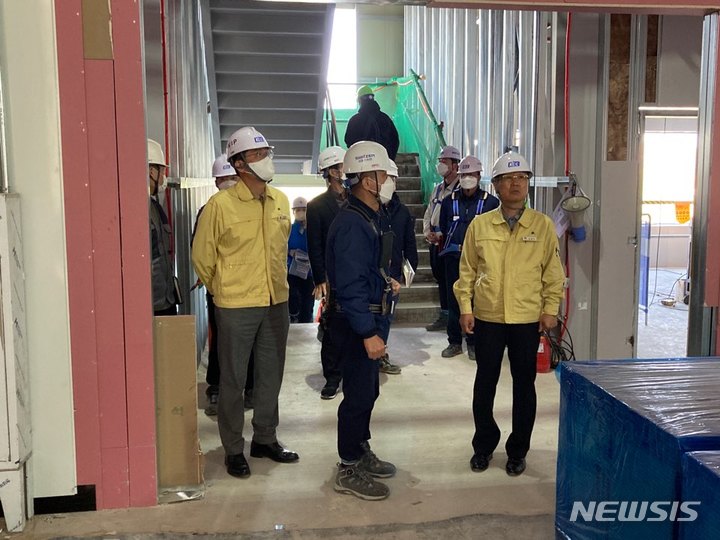 [안성=뉴시스] 안성시 지역안전보건협의체 합동점검 모습 (사진 = 안성시 제공)