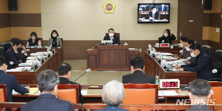 [인천=뉴시스] 이루비 기자 = 인천시의회 교육위원회 제283회 제2차 정례회. (사진=시의회 제공) 2022.11.28. photo@newsis.com *재판매 및 DB 금지