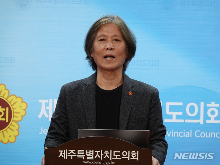 [제주=뉴시스] 오영재 기자 = 제주 월정리 주민들로 구성된 '월정리 비상대책위원회'가 28일 오후 제주도의회 도민카페에서 동부하수처리장 증설공사 재개 저지를 위한 기자회견을 하고 있다. 2022.11.28. oyj4343@newsis.com