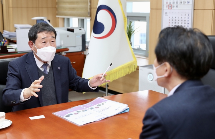 [증평=뉴시스] 강신욱 기자 = 이재영 충북 증평군수가 28일 오후 행정안전부를 방문해 재난수요 특별교부세 지원을 요청하고 있다. (사진=증평군 제공) 2022.11.28. photo@newsis.com *재판매 및 DB 금지