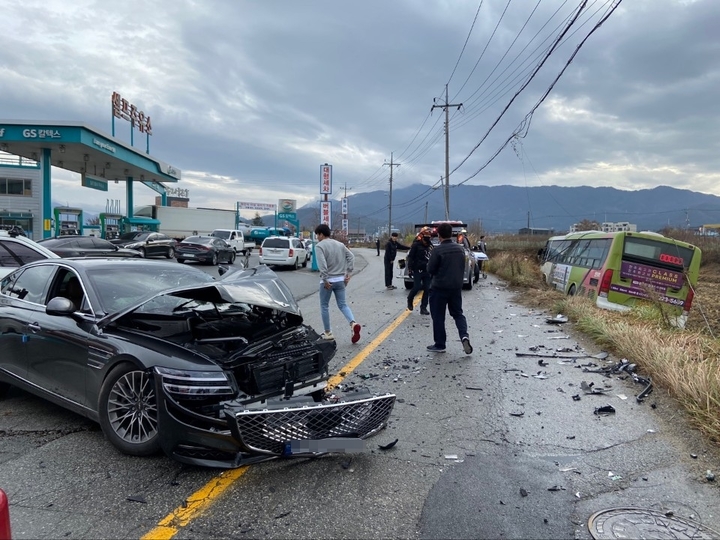 [전주=뉴시스]28일 오후 2시 46분께 전북 전주시 완산구 중인동의 한 도로에서 시내버스와 승용차가 충돌해 도로 옆 논으로 빠져 3명의 부상자가 발생했다.(전북소방본부 제공) *재판매 및 DB 금지