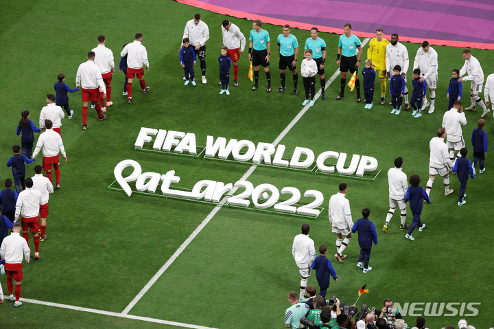 [알코르(카타르)=뉴시스] 조성우 기자 = 28일(현지시간) 오후 카타르 알코르에 위치한 알베이트 스타디움에서 열린 2022 카타르 월드컵 조별리그 E조 2차전 스페인과 독일의 경기, 양팀 선수들이 입장하고 있다. 2022.11.28. xconfind@newsis.com