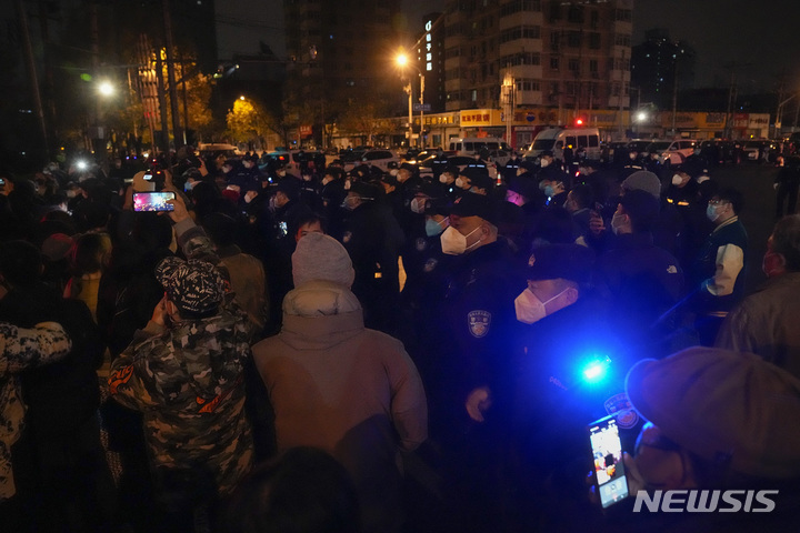 [베이징=AP/뉴시스] 27일 중국 베이징에서 코로나19 봉쇄 정책에 항의하는 시위대가 경찰과 대치하고 있다. 시민들은 정부에 항의하는 의미를 담은 ‘백지’를 들고 28일 새벽까지 시위를 이어갔다. 2022.11.28.