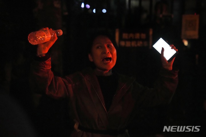 [베이징=AP/뉴시스] 27일 베이징에서 한 여성이 '제로 코로나' 시위에서 소리치고 있다. 고강도 방역 규제로 바이러스 전파를 막는 '제로 코로나' 조치에 분노한 시위대는 시진핑 중국 국가 주석의 퇴진을 요구했고 이는 최소 8개 도시에서 집권 공산당에 직접적으로 도전한 전례 없는 시위였다. 2022.11.28..