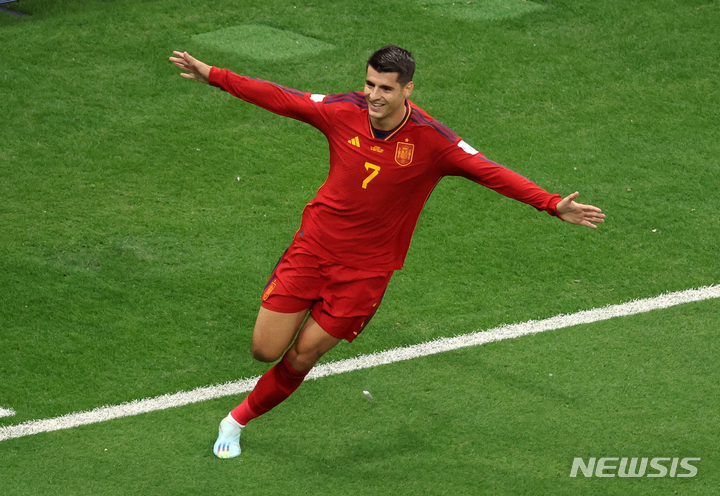 [알코르(카타르)=뉴시스] 조성우 기자 = 27일(현지시간) 오후 카타르 알코르에 위치한 알베이트 스타디움에서 열린 2022 카타르 월드컵 조별리그 E조 2차전 스페인과 독일의 경기, 스페인 알바로 모라타가 선제골을 넣고 기뻐하고 있다. 2022.11.28. xconfind@newsis.com