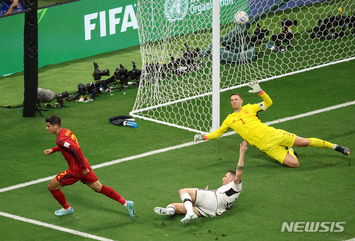 [알코르(카타르)=뉴시스] 조성우 기자 = 27일(현지시간) 오후 카타르 알코르에 위치한 알베이트 스타디움에서 열린 2022 카타르 월드컵 조별리그 E조 2차전 스페인과 독일의 경기, 스페인 알바로 모라타가 선제골을 넣고 기뻐하고 있다. 2022.11.28. xconfind@newsis.com