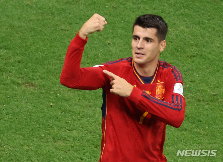 [알코르(카타르)=뉴시스] 조성우 기자 = 27일(현지시간) 오후 카타르 알코르에 위치한 알베이트 스타디움에서 열린 2022 카타르 월드컵 조별리그 E조 2차전 스페인과 독일의 경기, 스페인 알바로 모라타가 선제골을 넣고 기뻐하고 있다. 2022.11.28. xconfind@newsis.com