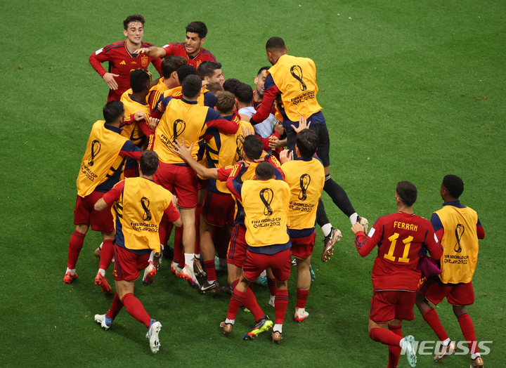 [알코르(카타르)=뉴시스] 조성우 기자 = 27일(현지시간) 오후 카타르 알코르에 위치한 알베이트 스타디움에서 열린 2022 카타르 월드컵 조별리그 E조 2차전 스페인과 독일의 경기, 스페인 알바로 모라타가 선제골을 넣고 기뻐하고 있다. 2022.11.28. xconfind@newsis.com