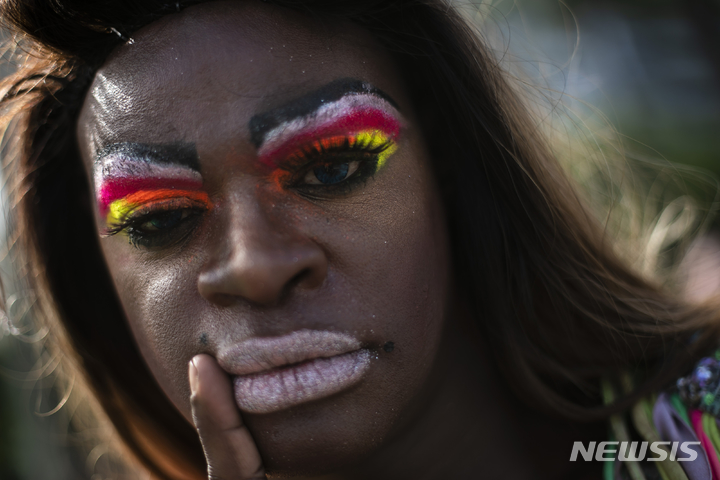 [리우데자네이루=AP/뉴시스] 27일(현지시간) 브라질 리우데자네이루 코파카바나 해변에서 제27회 게이 프라이드 퍼레이드(Gay Pride Parade)가 열린 가운데 참가자가 행진하고 있다. 2022.11.28.