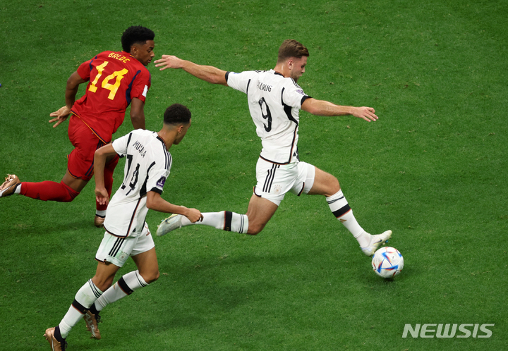 [알코르(카타르)=뉴시스] 조성우 기자 = 27일(현지시간) 오후 카타르 알코르에 위치한 알베이트 스타디움에서 열린 2022 카타르 월드컵 조별리그 E조 2차전 스페인과 독일의 경기, 독일 니클라스 퓔크루크가 동점골을 넣고 있다. 2022.11.28. xconfind@newsis.com