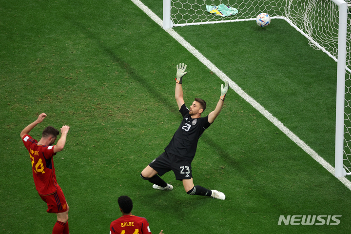 [알코르(카타르)=뉴시스] 조성우 기자 = 27일(현지시간) 오후 카타르 알코르에 위치한 알베이트 스타디움에서 열린 2022 카타르 월드컵 조별리그 E조 2차전 스페인과 독일의 경기, 스페인이 독일 니클라스 퓔크루크에게 동점골을 허용하고 있다. 2022.11.28. xconfind@newsis.com
