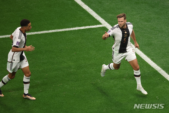 [알코르(카타르)=뉴시스] 조성우 기자 = 27일(현지시간) 오후 카타르 알코르에 위치한 알베이트 스타디움에서 열린 2022 카타르 월드컵 조별리그 E조 2차전 스페인과 독일의 경기, 독일 니클라스 퓔크루크가 동점골을 넣고 기뻐하고 있다. 2022.11.28. xconfind@newsis.com