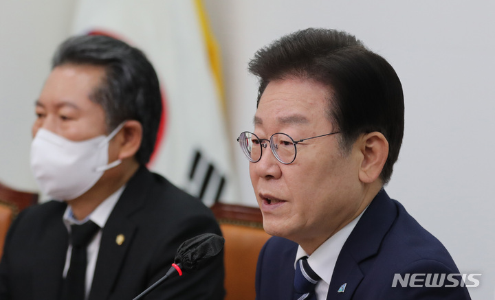 [서울=뉴시스] 전진환 기자 = 이재명 더불어민주당 대표가 지난 28일 오전 서울 여의도 국회에서 열린 최고위원회의에서 발언하고 있다. 2022.11.28. amin2@newsis.com