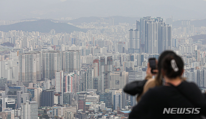 [서울=뉴시스] 권창회 기자 = 지난 5년간 서울지역의 주택분 종합부동산세(종부세) 부과액이 2017년 2366억원에서 올해 1조8144억원으로 667%  급등한 것으로 나타났다. 사진은 지난 28일 오전 서울 남산타워에서 바라본 아파트단지 모습. 2022.11.28. kch0523@newsis.com