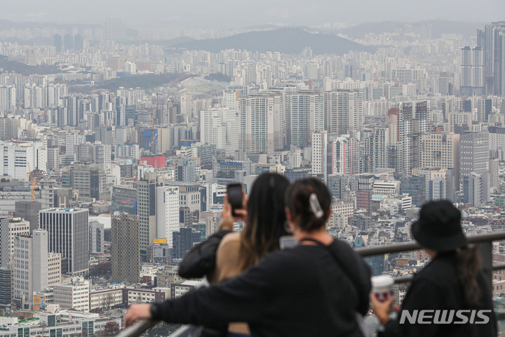 [서울=뉴시스] 권창회 기자 = 지난 5년간 서울지역의 주택분 종합부동산세(종부세) 부과액이 2017년 2366억원에서 올해 1조8144억원으로 667%&nbsp; 급등한 것으로 나타났다. 사진은 28일 오전 서울 남산타워에서 바라본 아파트단지 모습. 2022.11.28. kch0523@newsis.com