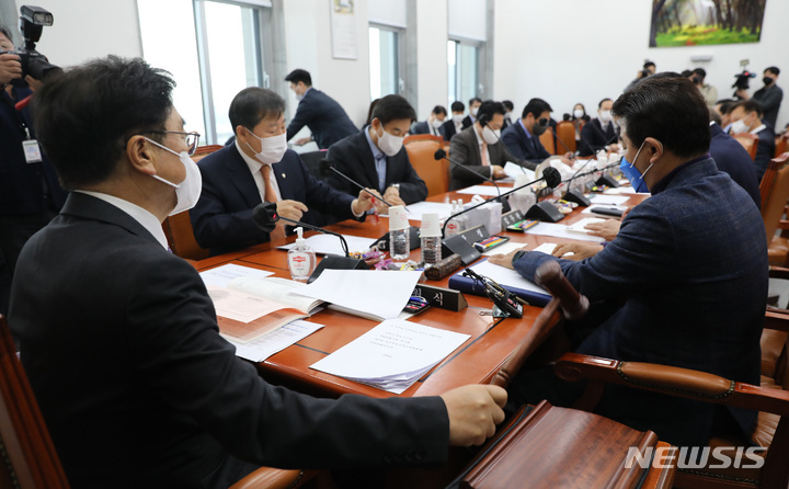 [서울=뉴시스] 전진환 기자 = 우원식 소위원장이 28일 오전 서울 여의도 국회에서 열린 예산결산특별위원회 예산안등조정소위원회에서 의사봉을 두드리고 있다. 2022.11.28. amin2@newsis.com