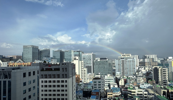 [서울=뉴시스] 박주성 기자 = 28일 오전 서울 중구에서 바라본 하늘에 쌍무지개가 떠 있다. 2022.11.28. park7691@newsis.com