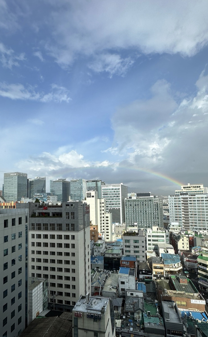 [서울=뉴시스] 박주성 기자 = 28일 오전 서울 중구에서 바라본 하늘에 무지개가 떠 있다. 2022.11.28. park7691@newsis.com