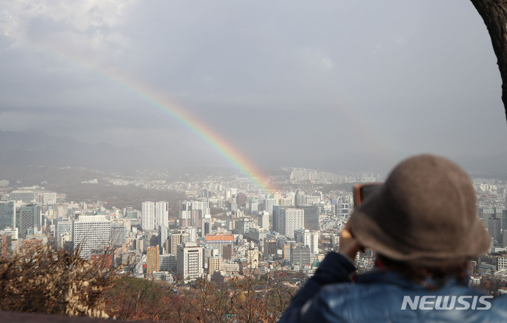 [서울=뉴시스] 권창회 기자 = 28일 오전 서울 남산전망대에서 바라본 도심에 무지개가 떠있다. 2022.11.28. kch0523@newsis.com