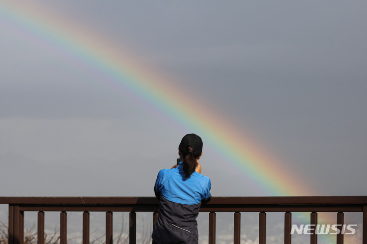 [서울=뉴시스] 권창회 기자 = 28일 오전 서울 남산전망대에서 바라본 도심에 무지개가 떠있다. 2022.11.28. kch0523@newsis.com