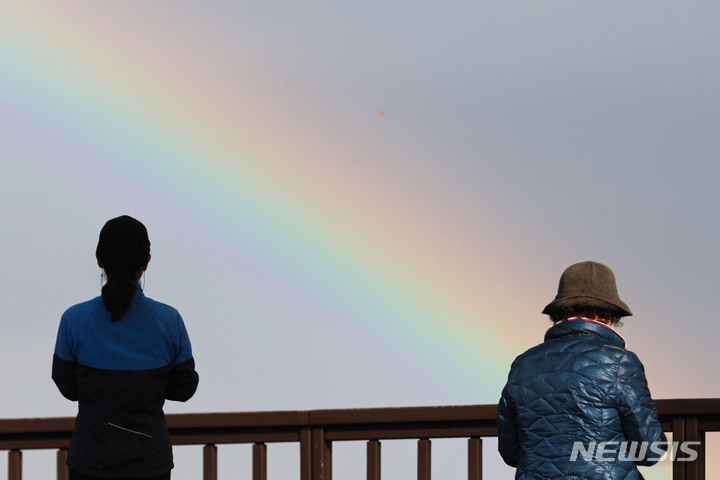 [서울=뉴시스] 권창회 기자 = 28일 오전 서울 남산전망대에서 바라본 도심에 무지개가 떠있다. 2022.11.28. kch0523@newsis.com