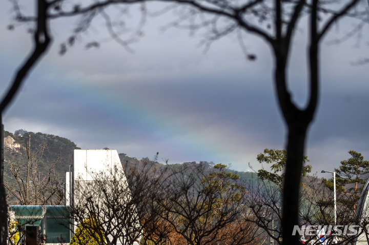 [서울=뉴시스] 정병혁 기자 = 28일 오전 서울 종로구 광화문광장에서 바라본 하늘에 무지개가 보이고 있다. 2022.11.28. jhope@newsis.com