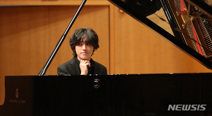 [서울=뉴시스] 추상철 기자 = 피아니스트 임윤찬이 28일 오전 서울 서대문구 금호아트홀 연세에서 열린 '베토벤, 윤이상, 바버' 앨범 발매 기자간담회에서 기념촬영을 하고 있다. 2022.11.28. scchoo@newsis.com