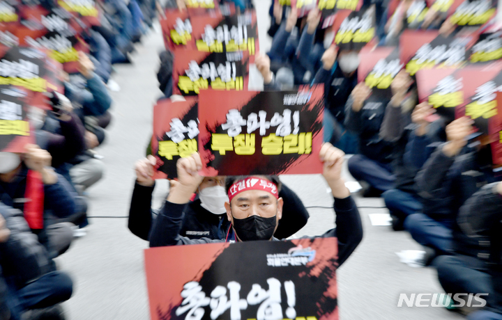 [광주=뉴시스]김혜인 기자 = 민주노총 공공운수노조 화물연대 광주·전남 본부가 28일 오전 광주 광산구 소촌동 금호타이어 공장 앞에서  안전운임제 사수 결의대회'를 열고 있다. 2022.11.28.hyein0342@newsis.com