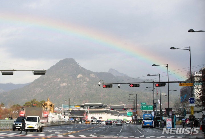 [서울=뉴시스] 김선웅 기자 = 28일 서울 종로구 광화문광장 하늘 위로 무지개가 떠 있다. 2022.11.28. mangusta@newsis.com
