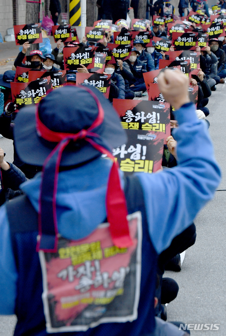 [광주=뉴시스] 김혜인 기자 = 민주노총 공공운수노조 화물연대 광주·전남 본부가 28일 오전 광주 광산구 소촌동 금호타이어 공장 앞에서  안전운임제 사수 결의대회'를 열고 있다. 2022.11.28.hyein0342@newsis.com