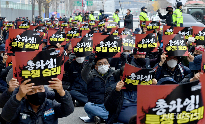 [광주=뉴시스] 김혜인 기자 = 민주노총 공공운수노조 화물연대 광주·전남 본부가 28일 오전 광주 광산구 소촌동 금호타이어 공장 앞에서  안전운임제 사수 결의대회'를 열고 있다. 2022.11.28.hyein0342@newsis.com