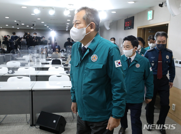 [서울=뉴시스] 김명원 기자 = 중앙재난안전대책본부의 본부장을 맡고 있는 이상민 행정안전부 장관과 원희룡 국토교통부 장관 및 관련 부처 관계자들이 28일 오전 서울 종로구 정부서울청사에서 화물연대 집단운송거부 중앙재난안전대책본부(중대본) 회의를 마친후 각 부처별 대응방안에 대한 발표를 위해 브리핑실로 들어서고 있다. 2022.11.28. kmx1105@newsis.com