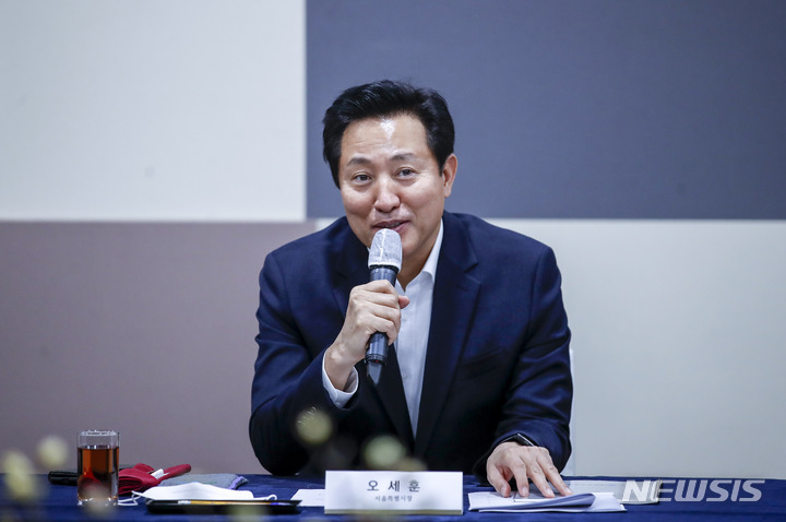 [서울=뉴시스] 정병혁 기자 = 오세훈 서울시장이 28일 오후 서울 중구 서울시청에서 열린 서울시장-대한상공회의소 오찬간담회에서 인사말을 하고 있다. 2022.11.28. jhope@newsis.com