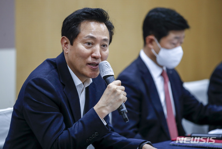 [서울=뉴시스] 정병혁 기자 = 오세훈 서울시장이 28일 오후 서울 중구 서울시청에서 열린 서울시장-대한상공회의소 오찬간담회에서 인사말을 하고 있다. 2022.11.29. jhope@newsis.com