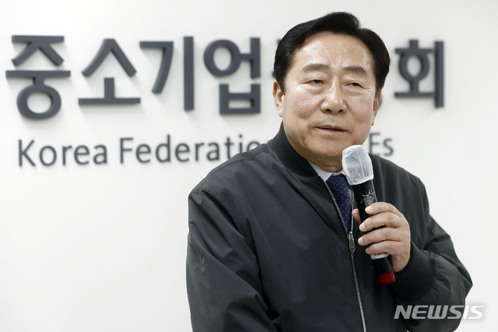 [서울=뉴시스] 지난달 서울 영등포구 중소기업중앙회에서 김기문 회장이 납품단가 연동제 법제화, 화물연대 파업 등 최근 중소기업 현안 관련 발언을 하고 있다. (사진=뉴시스DB) photo@newsis.com